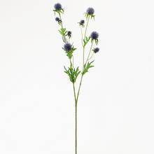 Umělé květy echinops modrý o délce 71 cm.
