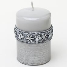 Vánoční svíčka s ornamentem a sněhuláky.