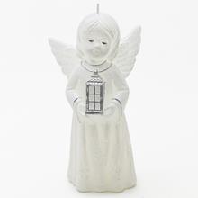 Bílá svíčka ve tvaru anděla s lampášem.