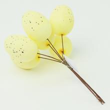 Žlutá plastová vajíčka na Velikonoce.