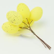 Žlutá plastová vajíčka na Velikonoce.