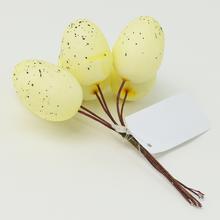 Plastová jednobarevná vajíčka ve světle žluté barvě.