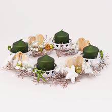 Vánoční aranžmá se svíčkami a dekoracemi.