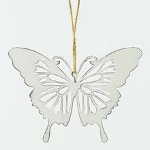 Bílý kovový motýl na zavěšení.