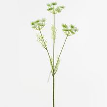 Bílá umělá květina s dlouhým stonkem.