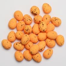 Hnědá plastová vajíčka na Velikonoce.