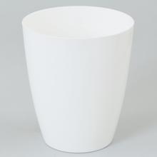 Bílý obal na orchideu s moderním designem.