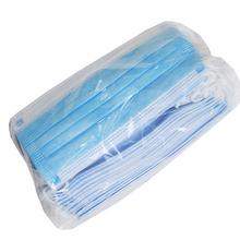 Jednorázové ochranné roušky v balení po 50 kusech.