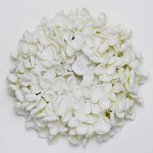 Bílý vánoční věnec s krémovými květy.