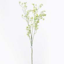 Umělé bílé květiny o délce 90 cm.