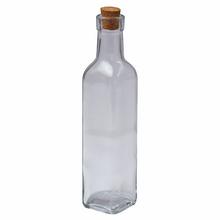 Průhledná skleněná láhev s korkovým uzávěrem.