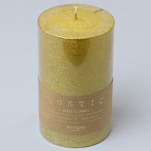Zlatá rustikální svíčka s metalickým povrchem.