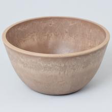 Malá taupe mísa z umělého materiálu, mrazuvzdorná.
