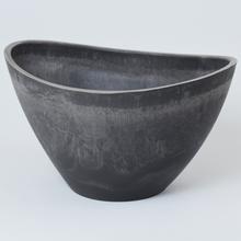 Vysoká šedá mísa z umělého materiálu.