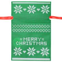 Zelený dárkový sáček s vánočním motivem.