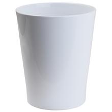 Bílý keramický obal na květiny s moderním designem.