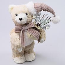 Stojící medvěd z polytextilu s vánočním kloboukem a dekorací.