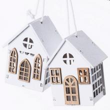 Dřevěný domeček v bílé barvě s dřevěnými detaily, sada 2 kusy.