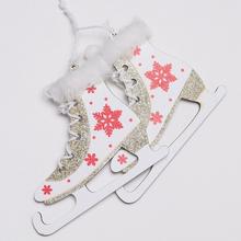 Dřevěné brusle s hvězdami a třpytkami.