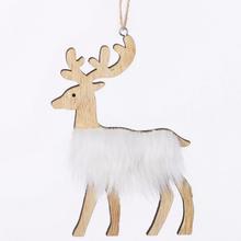 Dřevěný bílý jelen s kožešinou