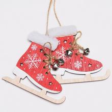 Dřevěné brusle v červené barvě s bílými sněhovými vločkami.