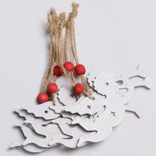 Dřevěný anděl bílý s červenými korálky