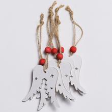 Bílá dřevěná andělská křídla s červenými korálky