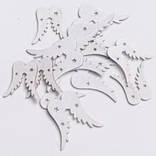 Dřevěná bílá andělská křídla na dekoraci.