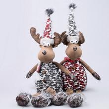 Dva sedící jelenci v zimních čepicích.