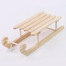 Dřevěné saně v přírodní barvě.