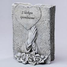 Smuteční váza s motivem knížky a rukou.