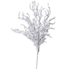 Umělá větev s bílými bobulemi.