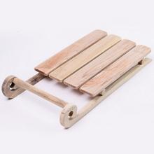 Dřevěné saně o rozměrech 49x24x7,5 cm.