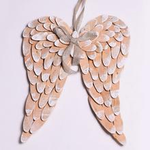 Dřevěná andělská křídla v přírodních a bílých barvách.