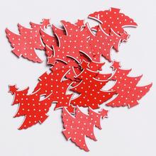 Červené dřevěné výřezy stromečků s puntíky.