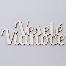 Dřevěný výřez s nápisem Veselé Vánoce.