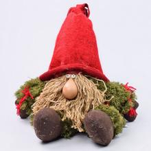 Vánoční skřítek s červenou čepicí a hnědýma nohama.