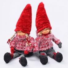 Textilní dekorace chlapec a dívka s červenými čepicemi.