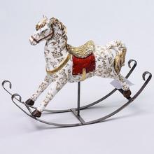 Houpací kůň s dekorativním vzorem.