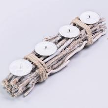 Bílý adventní svícen s místem pro čtyři svíčky.