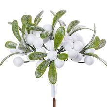 Umělé bílé bobule na větvi s listy.