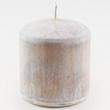 Bílá dřevěná svíčka s průměrem 8 cm a výškou 9 cm.