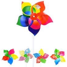 Barevná větrná vrtulka do zahrady s průměrem 18 cm a výškou 28,5 cm.