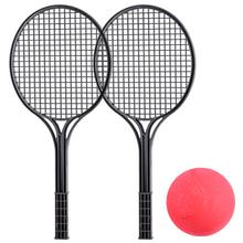 Sada raket na soft tenis s černými rámy a červeným míčkem.