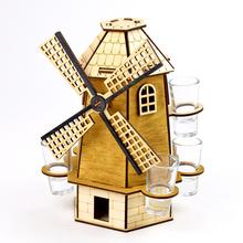 Dřevěný mlýn s poháry ze dřeva a skla.