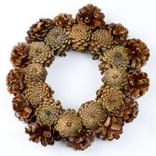 Věnec z šišek o průměru 25 cm.