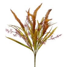 Podzimní kytice se zelenými a hnědými větvičkami.