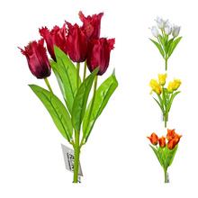 Kytice umělých tulipánů v červené a bílé barvě.