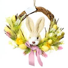 Věnec s králíkem z proutí a textilu.