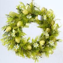 Zeleno žlutý věnec s vajíčky a květinami.